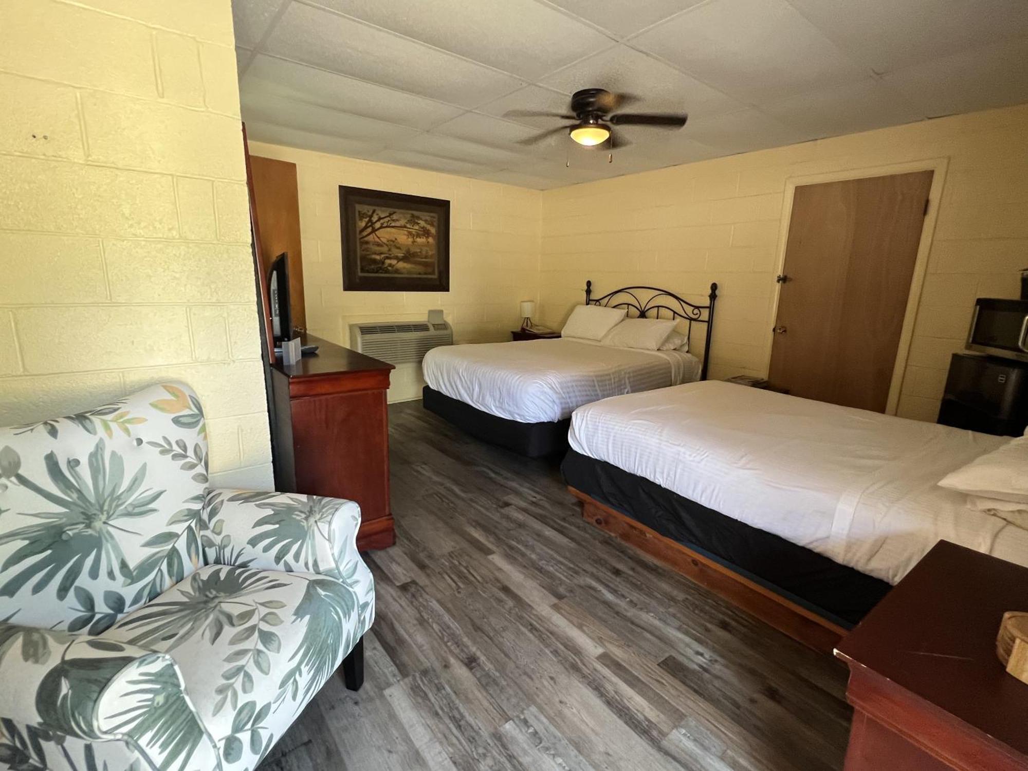 Ji11, Queen Guest Room At The Joplin Inn At The Entrance To Mountain Harbor Resort Hotel Room Mount Ida ภายนอก รูปภาพ