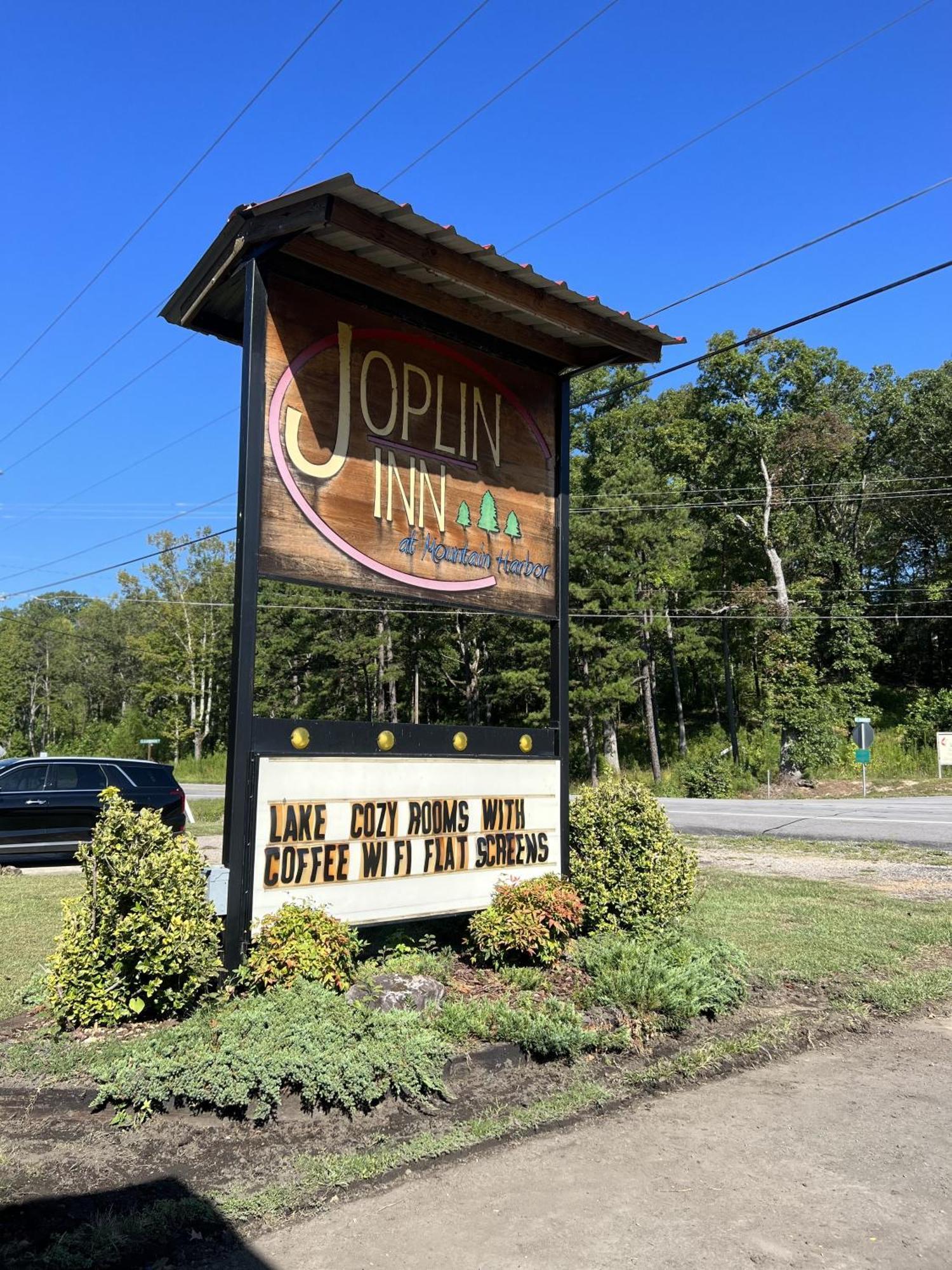 Ji11, Queen Guest Room At The Joplin Inn At The Entrance To Mountain Harbor Resort Hotel Room Mount Ida ภายนอก รูปภาพ